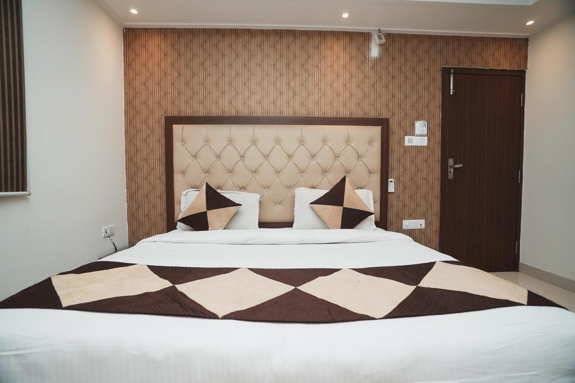 Hotel B Continental 德里 外观 照片