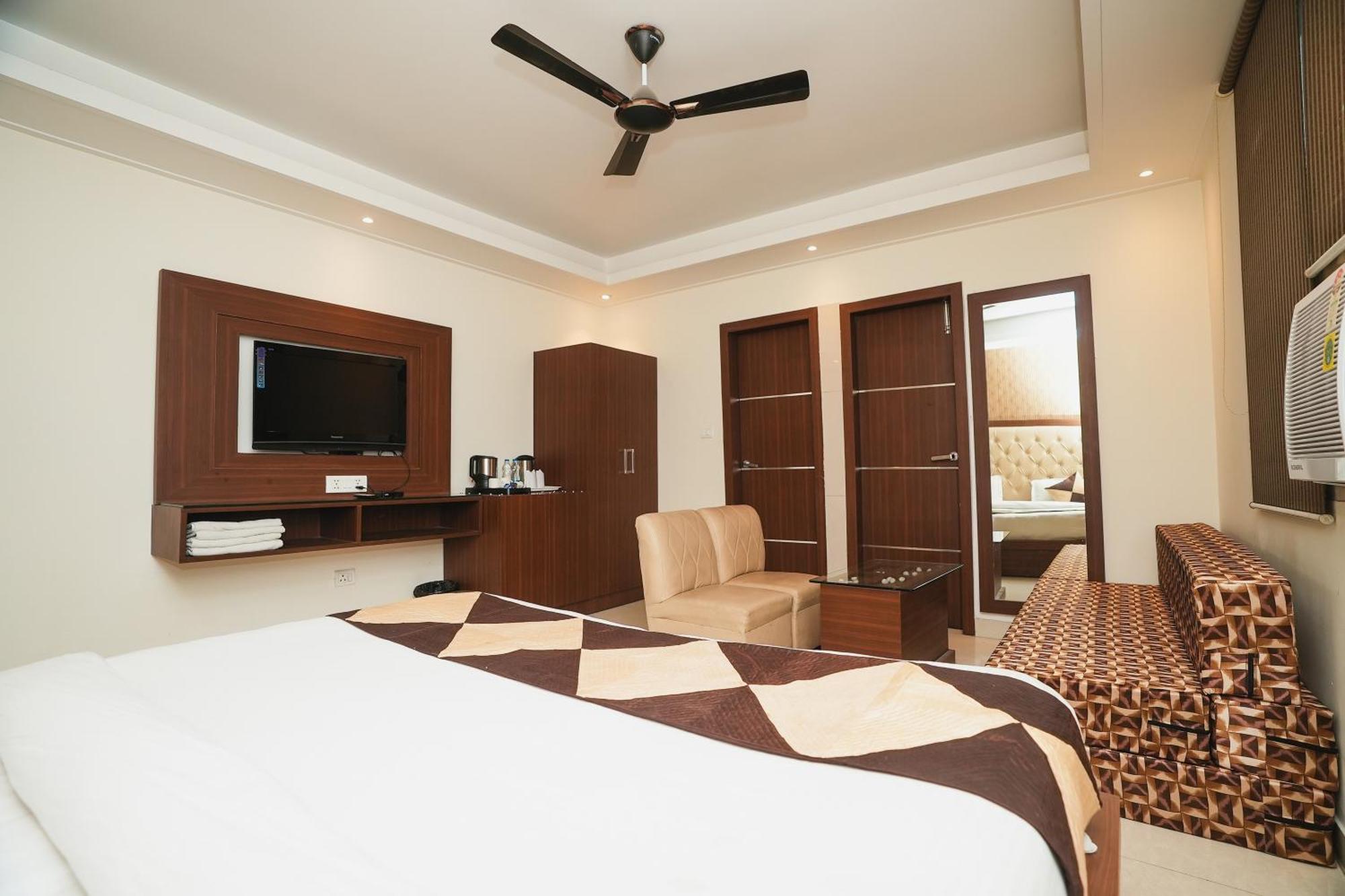 Hotel B Continental 德里 外观 照片