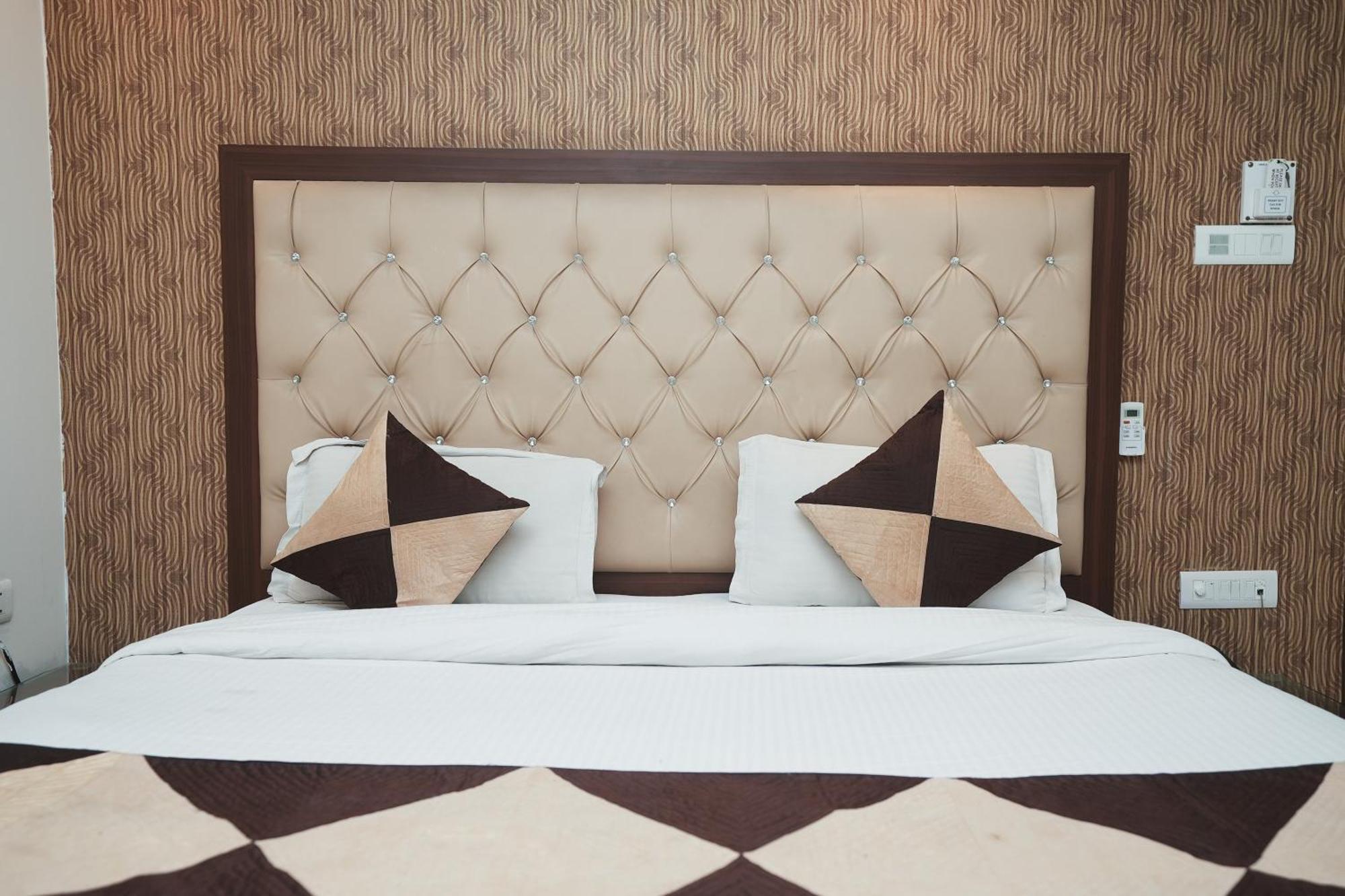 Hotel B Continental 德里 外观 照片