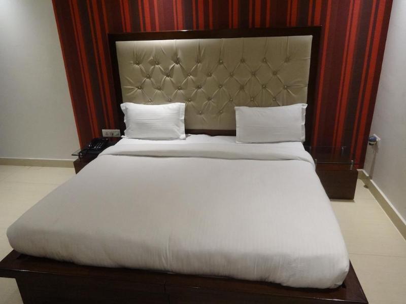 Hotel B Continental 德里 外观 照片