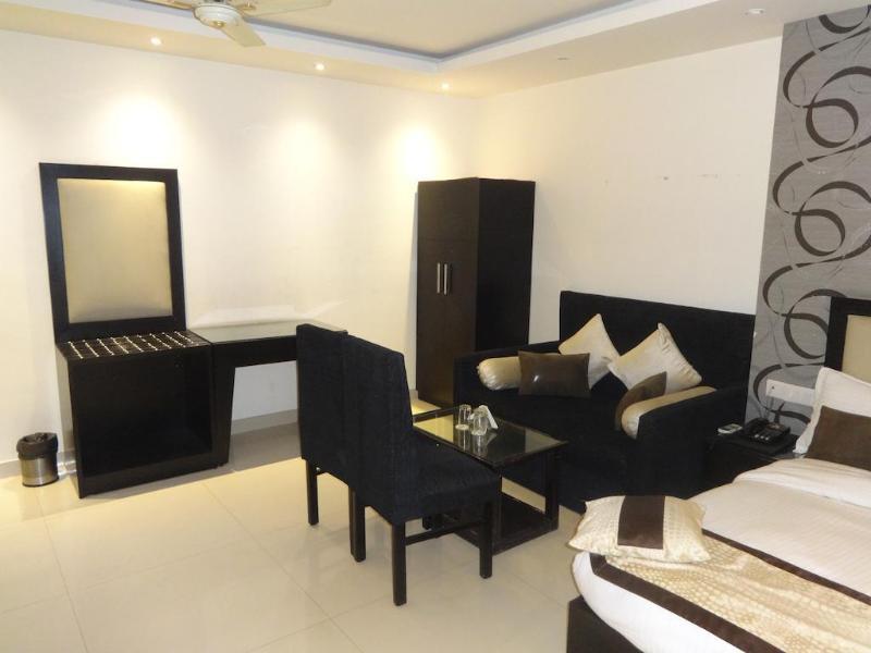 Hotel B Continental 德里 外观 照片