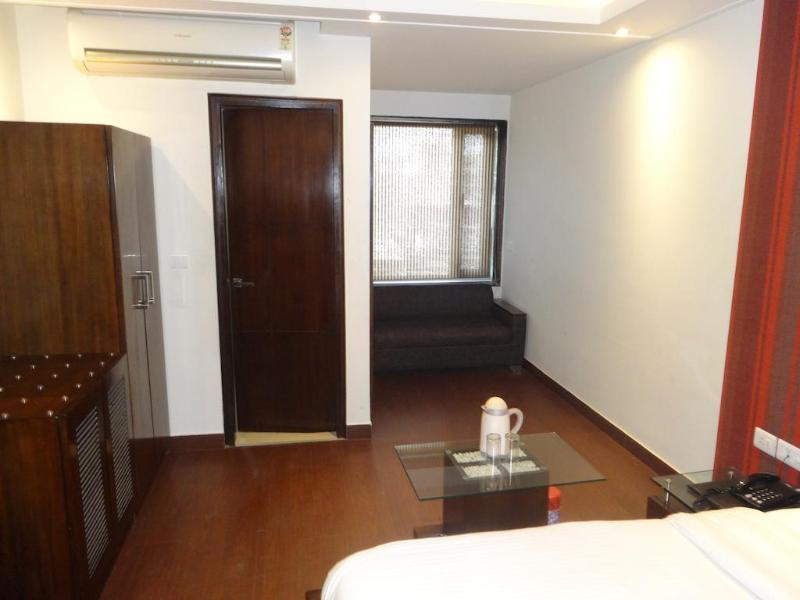 Hotel B Continental 德里 外观 照片