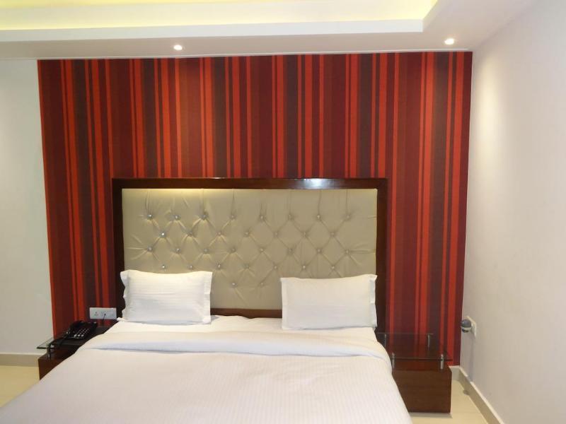 Hotel B Continental 德里 外观 照片